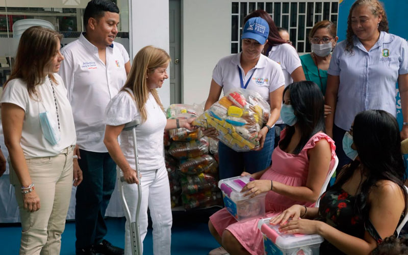 Fotografia de la Gobernadora entrega de paquetes alimentarios y meriendas del programa de recuperación nutricional 'Nutriendo Vidas