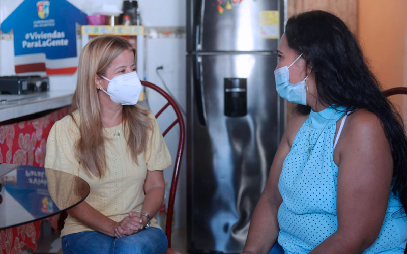 Fotografia de la Gobernadora Elsa Noguera con beneficiaria del proyecto de Mejoramiento de Vivienda