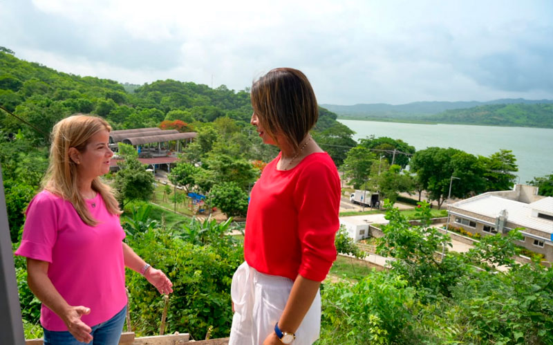 Fotografía de visita de la gobernadora Elsa Noguera el Parador Turístico de Luruaco
