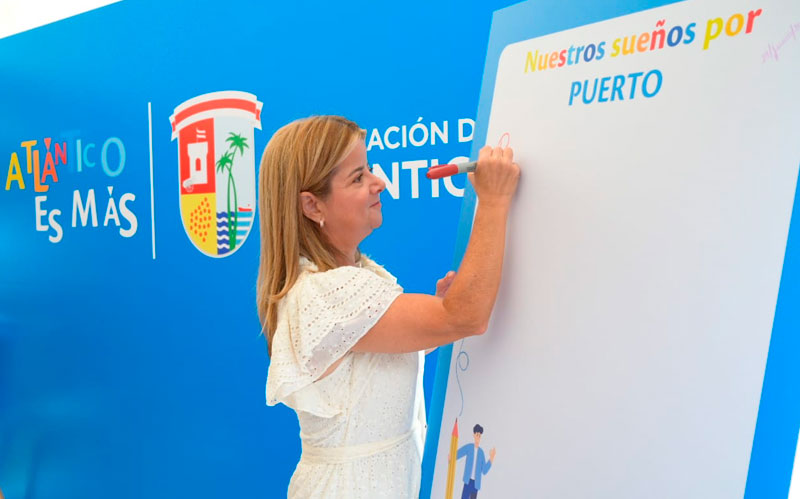 Fotografia de la gobernadora Elsa Noguera en el lanzamiento de la estrategia de intervención con color 'Puerto Colombia es Más