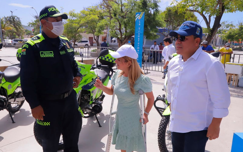 Fotografía de la gobernadora Elsa Noguera entregando Equipos a La Policía en Puerto Colombia