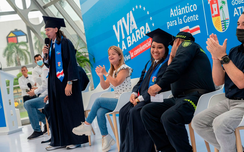 Fotografía de la gobernadora Elsa Noguera, en la graduación de 320 barristas del Junior,