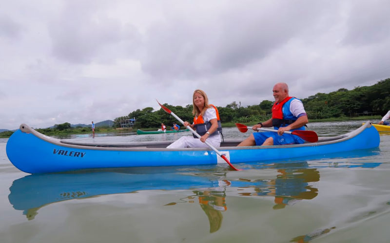 Fotografía de la gobernadora en Kayak en la laguna del Guajaro