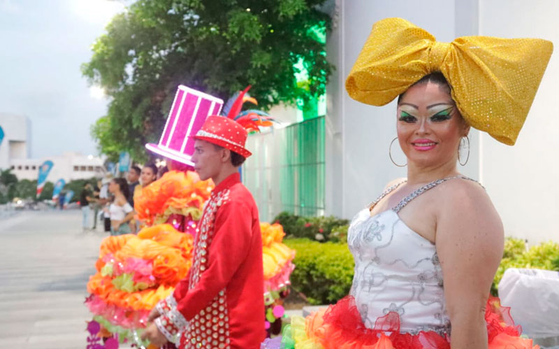 Fotografia de participantes al festejo del Día Internacional del Orgullo LGBTIQ+