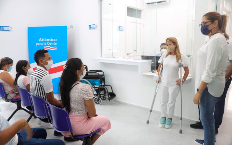 Fotografía de la gobernadora Elsa Noguera entregando puestos de salud en los corregimientos de Leña y Carreto