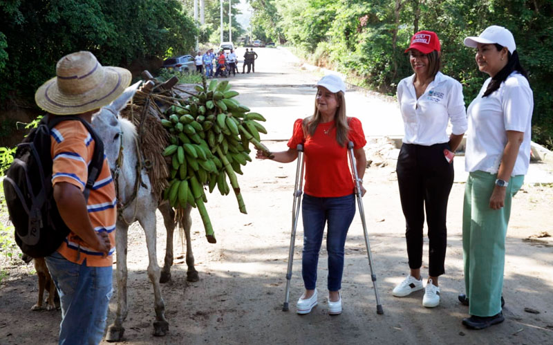 Fotografía gobernadora Elsa Noguera en vía Santa Cruz - Socavones - Pendales