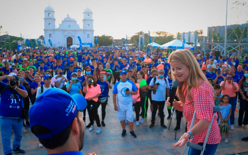 Fotografía de la gobernadora en la Plaza de Soledad