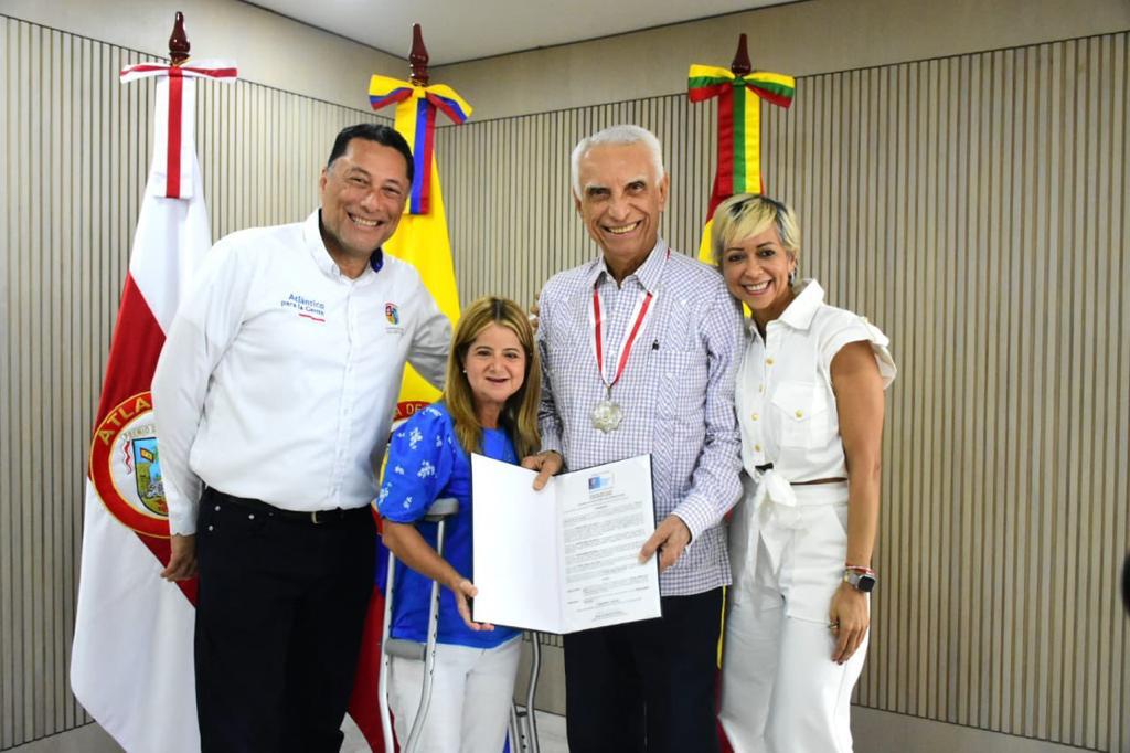 ATtlantico Ventura Diaz con la medalla Puerta de Oro