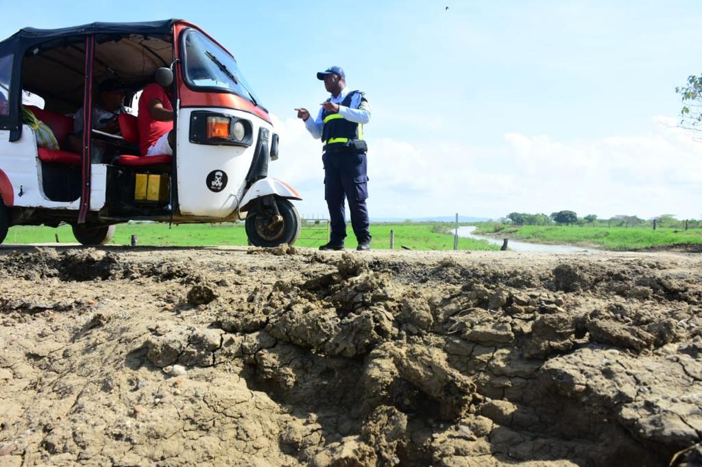 Atlantico Si nos toca meternos en el barro lo hacemos por nuestra gente agentes de Transito