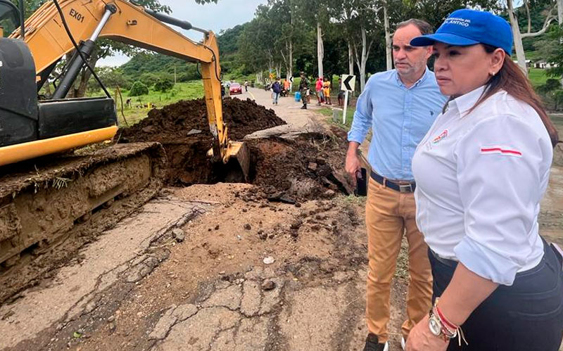 Fotografía de la Subsecretaría de Prevención y Atención de Desastres con retroexcavadora