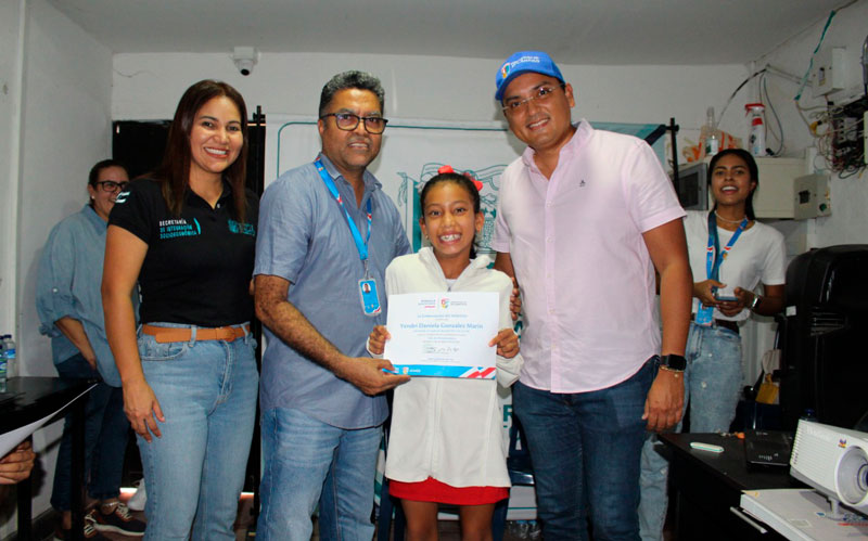 Fotografía Secretario Tic con Niña graduada del curso Informática Básica