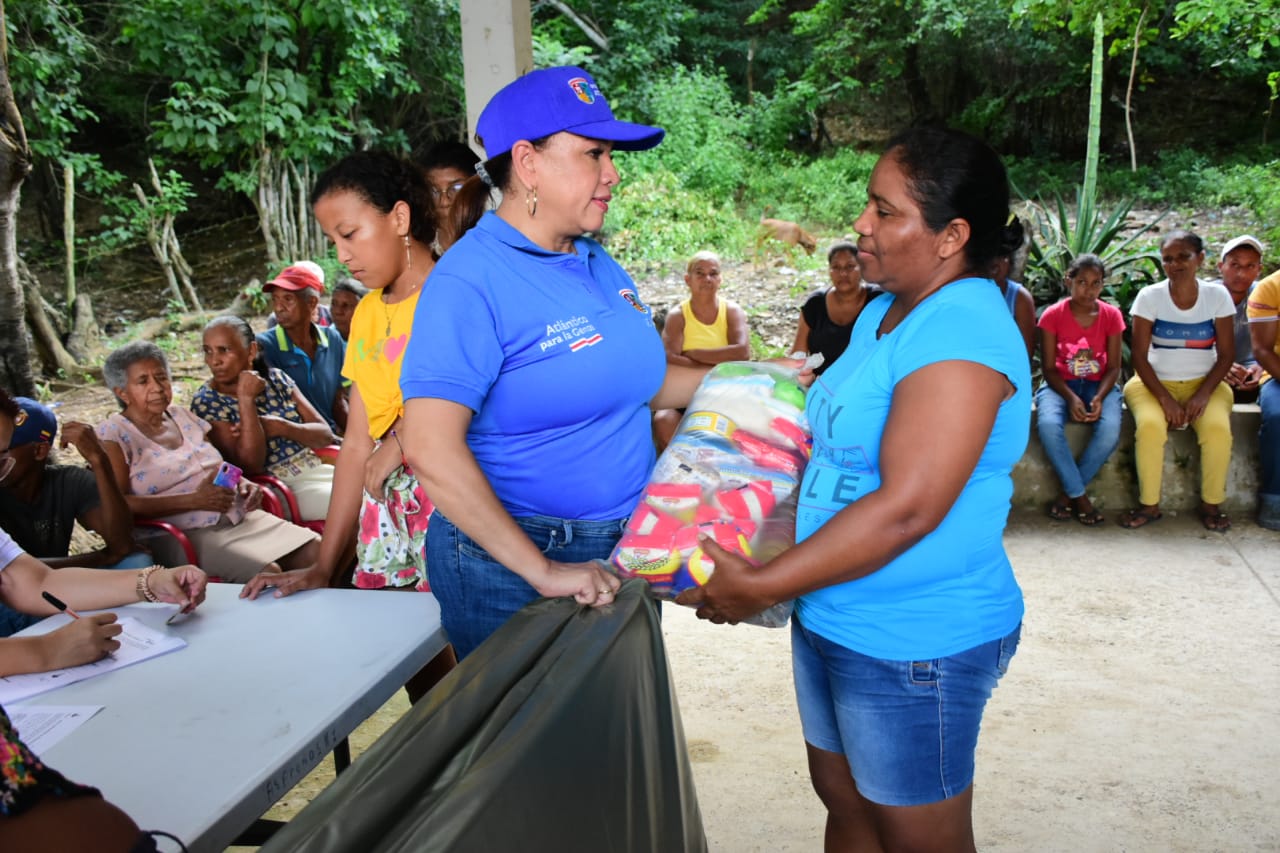 Subsecretaría Candelaria entrega ayudas humanitarias