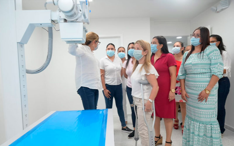 Fotografía de la gobernadora en la nueva sala de rayos X del hospital de Usiacurí.