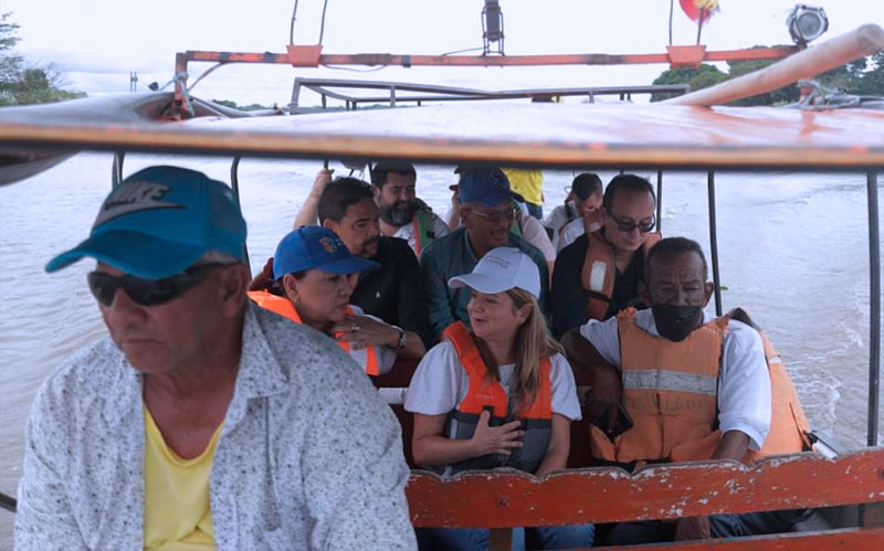 Fotografía gobernadora en recorrido por los puntos críticos del Canal del Dique