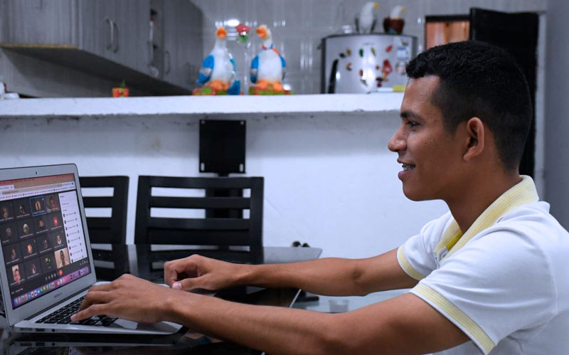 Fotografía de joven seleccionado para intercambio internacional