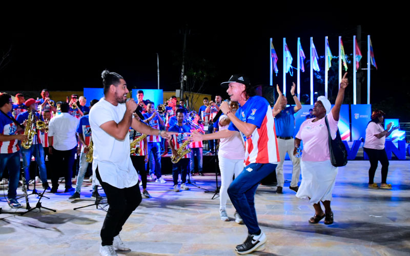 Fotografía de jóvenes bailando en Baila la Gente