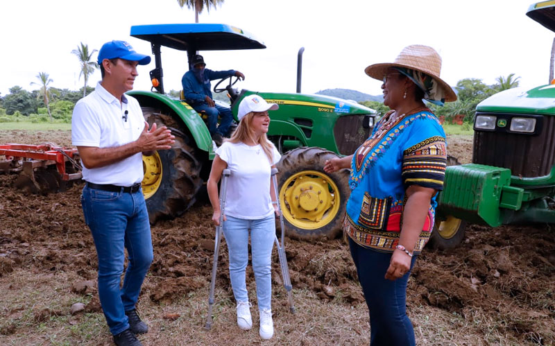 Fotografía gobernadora Elsa Noguera con mujer campesina