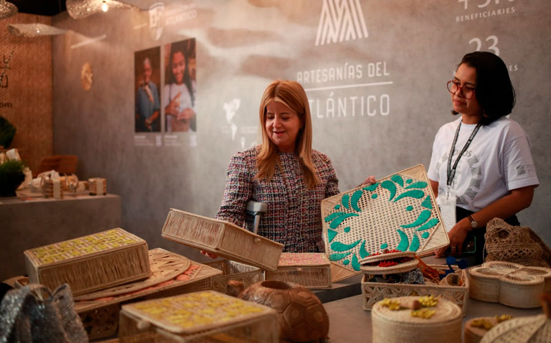 Fotografía gobernadora Elsa Noguera en feria artesanal
