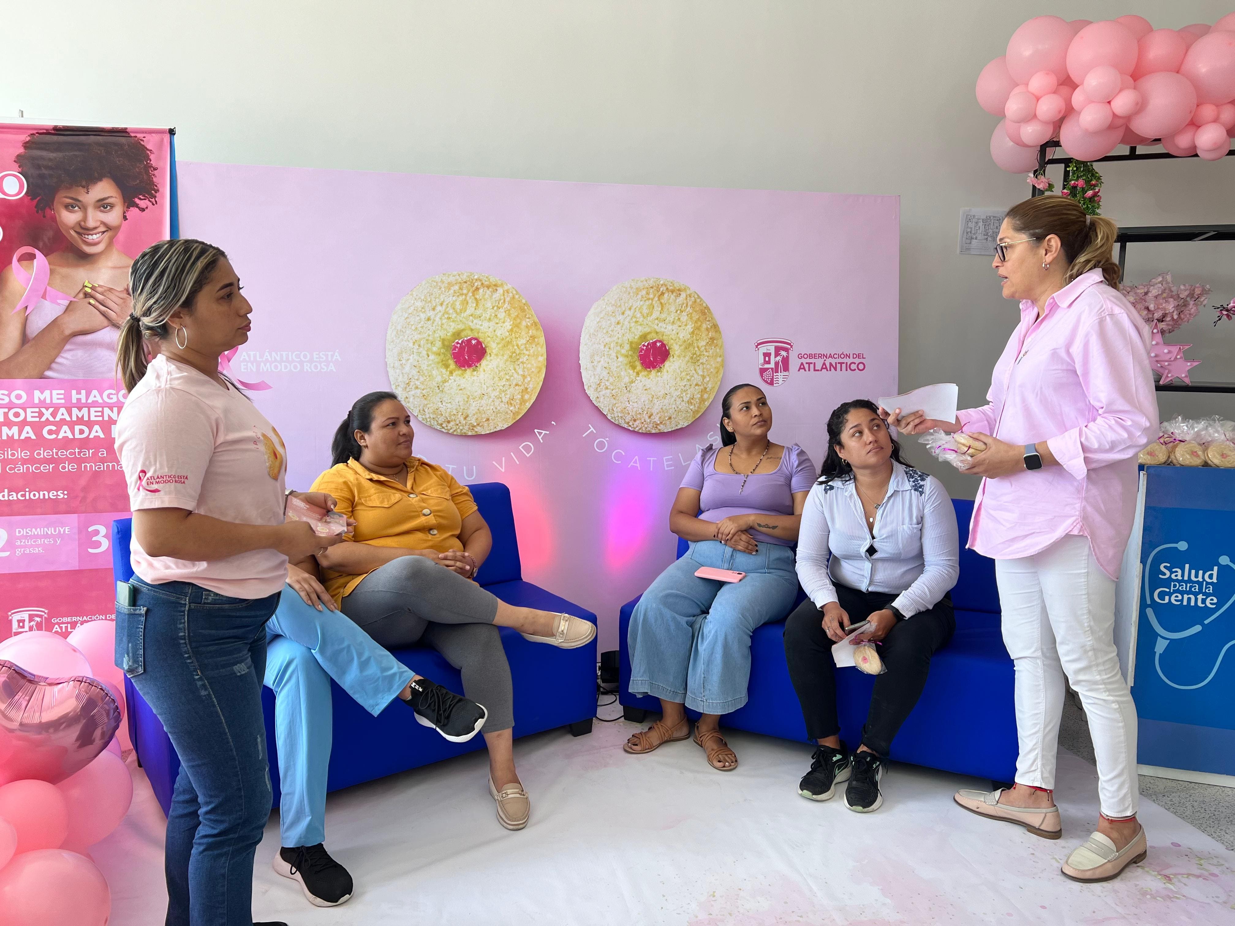 Atlantico Dia de la Prevencion del Cancer de Mama con galleta punto rosa-2