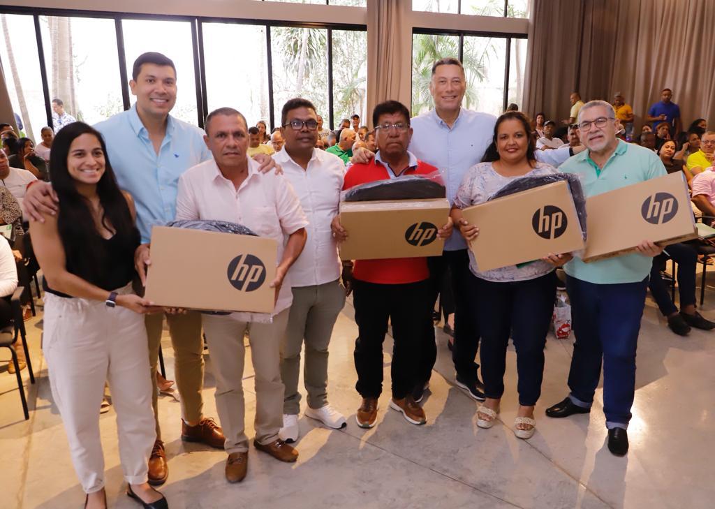 La Gobernación del Atlántico entregó 180 computadores portátiles a los organismos comunales del departamento. Atlantico Gobernacion entrego 180 computadores portatiles a organismos comunales del Atlantico