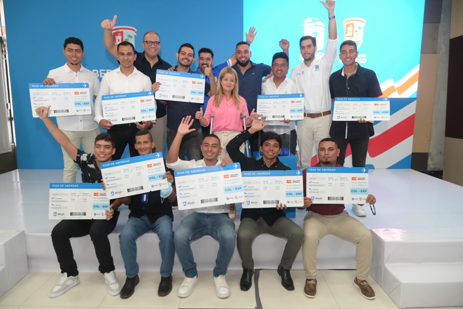 estamos graduando a los entrenadores de fútbol que participaron en nuestra formación 'Misión Fútbol', a través de los mejores del mundo, formadores españoles que vinieron a Barranquilla a capacitar por segunda vez a nuestros entrenadores del Atlántico Atlantico Mision Futbol escogio los 10 entrenadores del Atlantico que viajaran a Espana