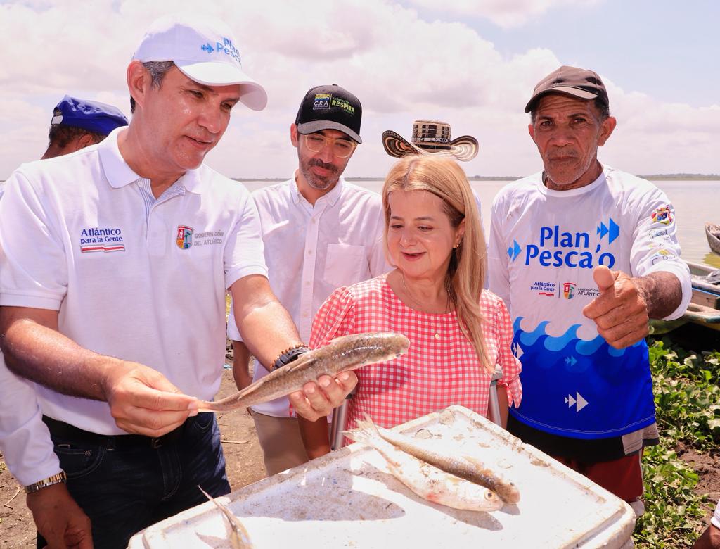 en compañía de pescadores beneficiarios del Plan Pescao, quienes gracias al programa hoy pueden generar ingresos y tener seguridad alimentaria. Atlantico Plan Pescao
