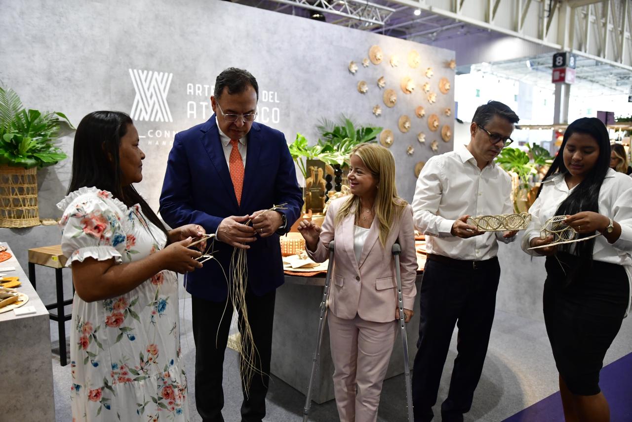 Durante el primer día de la feria, este jueves, el stand de Artesanías del Atlántico está recibiendo visitantes y potenciales compradores de todo el mundo, que se acercan a conocer las creaciones y diseños elaborados por las manos de nuestros artesanos. Atlantico modelo de economia popular