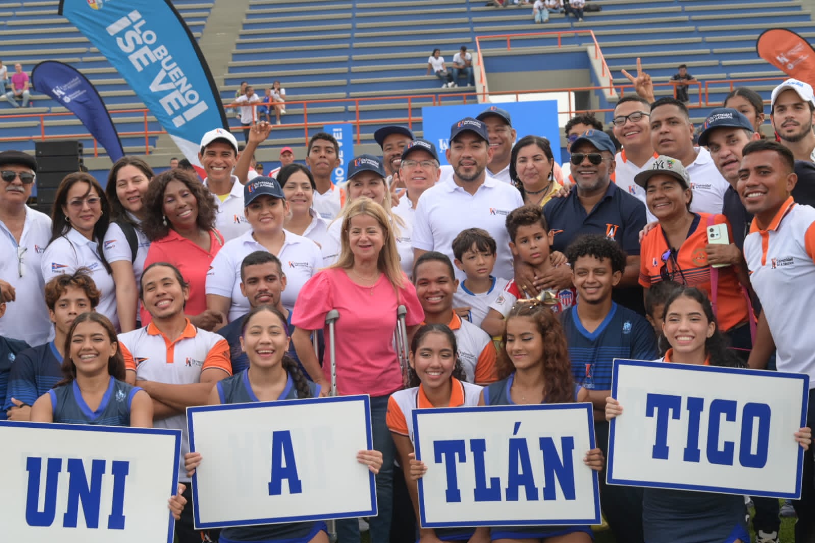 La gobernadora, Elsa Noguera, puso al servicio de la comunidad educativa de la Uniatlántico la cancha con especificaciones Fifa, la pista atlética, así como baños remodelados, camerinos, zona de graderías y áreas complementarias para la práctica de las diversas modalidades del atletismo. Atlantico renovadas cancha de futbol y pista atletica Universidad del Atlantico sede norte