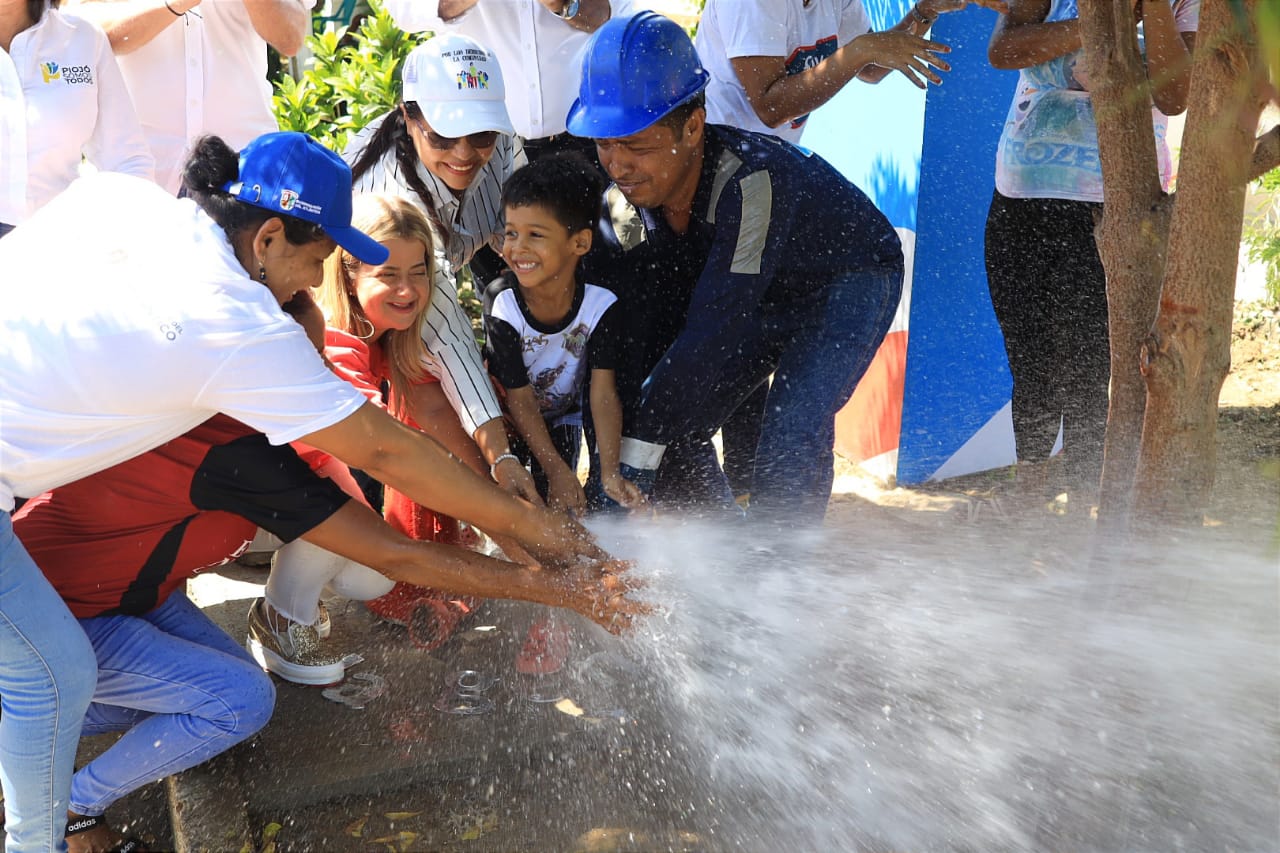 La Gobernadora del Atlántico puso en funcionamiento el acueducto rural del municipio de Piojó, que beneficia a 4.922 habitantes de los corregimientos Hibácharo y Aguas Vivas y de la vereda Villa Lata. Atlantico zona rural de Piojo agua potable 247