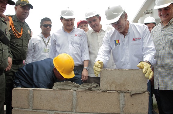Gobernador Eduardo Verano De la Rosa pone primera piedra del Hospital de Campo de la Cruz