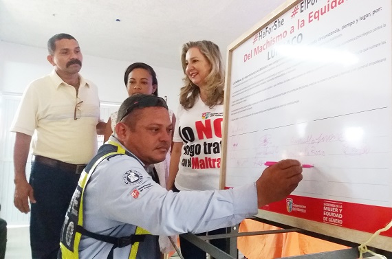 Firma protocolaria de la campaña HeForShe observa la secretaria de la Mujer y Equidad de Género del Atlántico, Zandra Vásquez