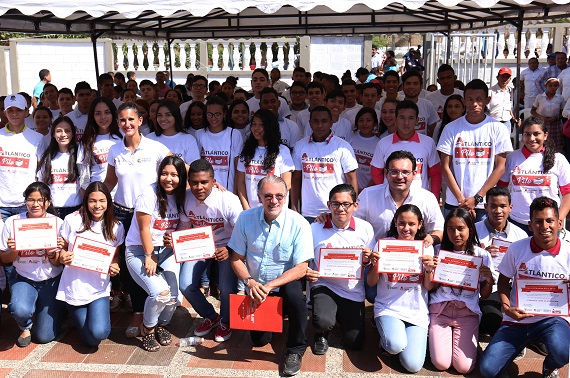 Verano y ministra de Educación entregan 140 becas a ‘pilos’ del Atlántico