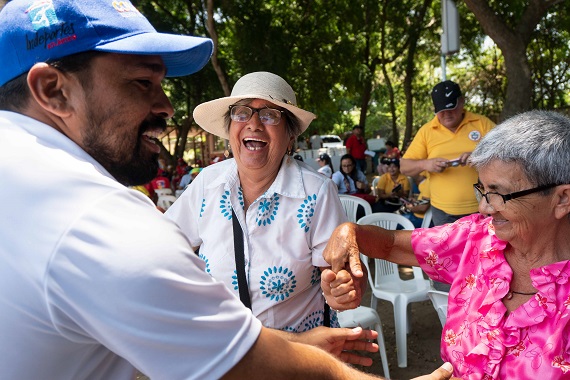 Foto de funcionario de INDEPORTES Atlántico con dos mujeres mayores sonriendo en una de las actividades de FESTIVEJEZ 2019