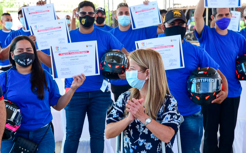 Gobernadora gradúa a primera promoción del programa Conducción Segura del Tránsito del Atlántico