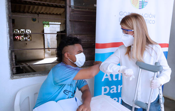 Foto de la Gobernadora del Atlántico Elsa Noguera, saludando a un joven Atlanticense Foto de la Gobernadora del Atlántico Elsa Noguera, saludando a un joven Atlanticense