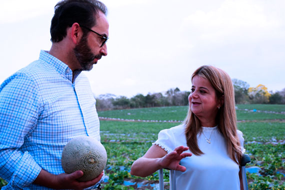 Elsa Noguera en compañía del Ministro de Agricultura