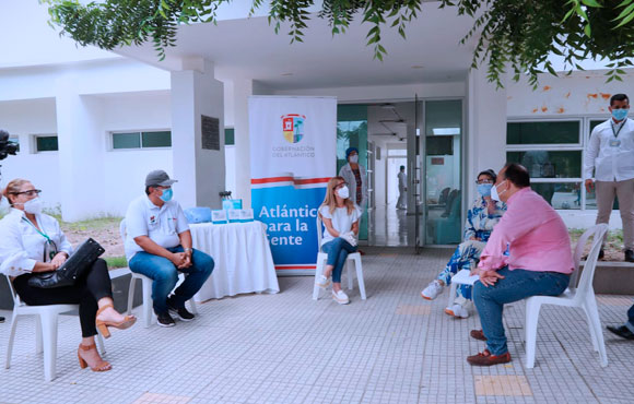 Gobernadora entregó elementos de protección para el personal de salud en Suan y Campo de la Cruz