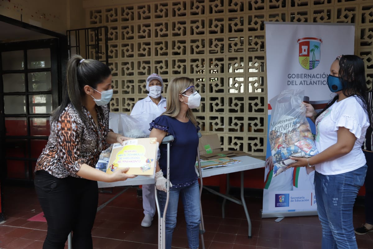 En el corregimiento de Martillo, la mandataria inició la entrega de 5.666 textos de apoyo pedagógico para beneficiar a 4.807 estudiantes desde el grado transición hasta 11 del municipio.