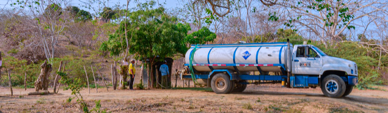 Desde el 19 de marzo, cerca de 30 carro-tanques han recorrido todas las carreteras del Atlántico llevando agua potable a más de 62 poblaciones que no tienen conexión a las redes departamentales de acueducto.