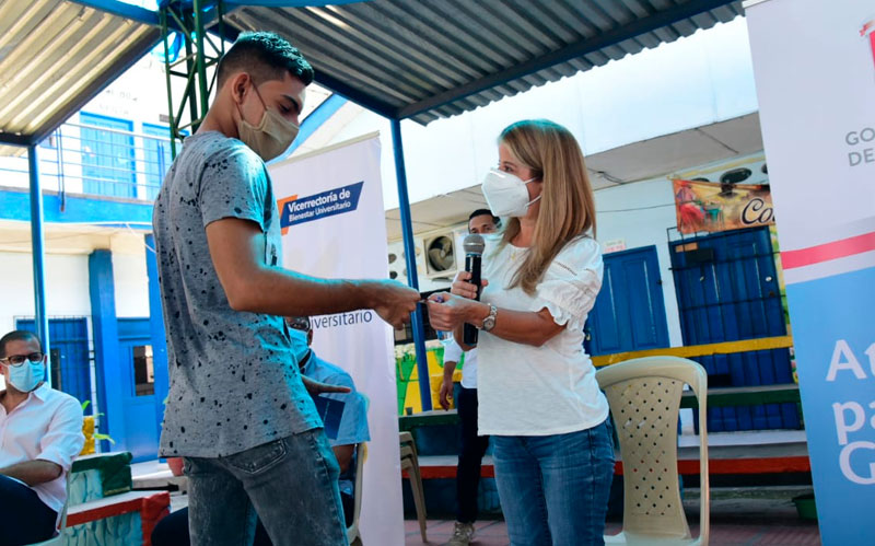 Con la entrega de planes de internet móvil, se beneficiarán 19.578 estudiantes de los estratos 1 y 2 de los 23 municipios del Atlántico.