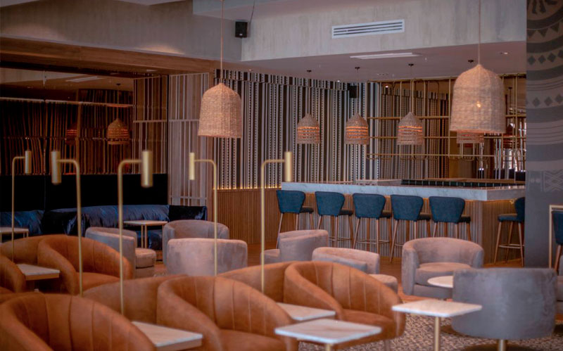 Artesanos de Galapa elaboraron lámparas, con tejido en enea, para la nueva sala VIP de la terminal aérea denominada 'Cumbia'.