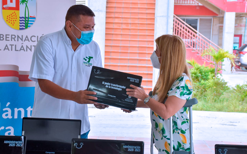 Gobernadora completó la entrega de 949 equipos portátiles a colegios públicos del Atlántico