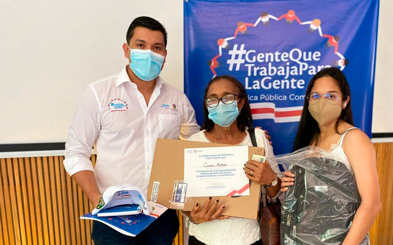Fotografía de beneficiarios recibiendo computadores