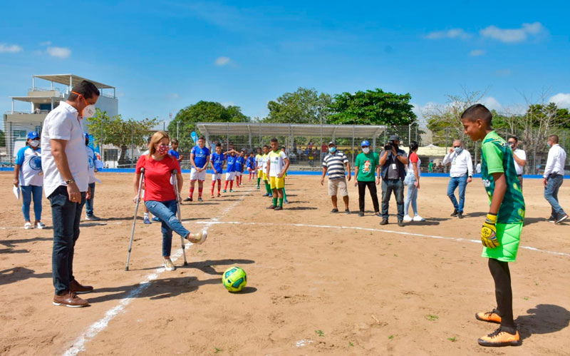 Fotografía entrega cancha de futbol