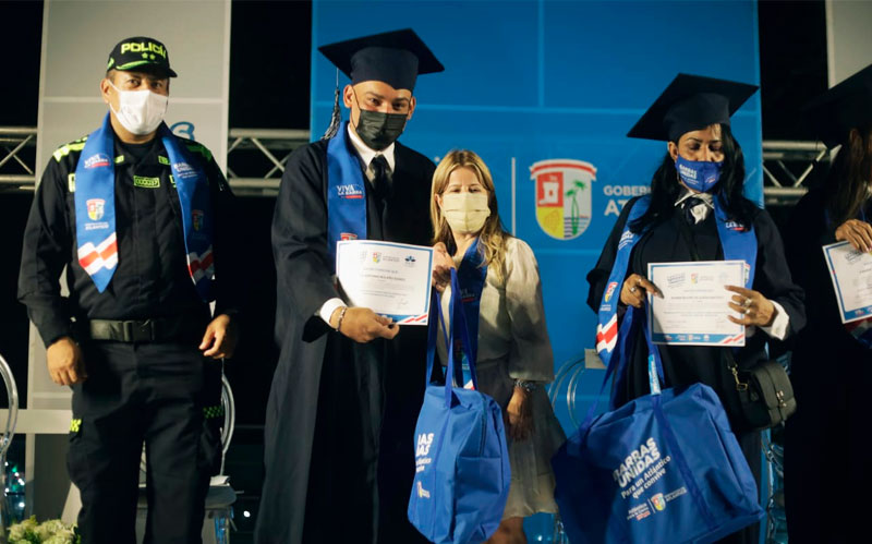 Fotografía Gobernadora Elsa Noguera entregando diploma a Barrista graduados