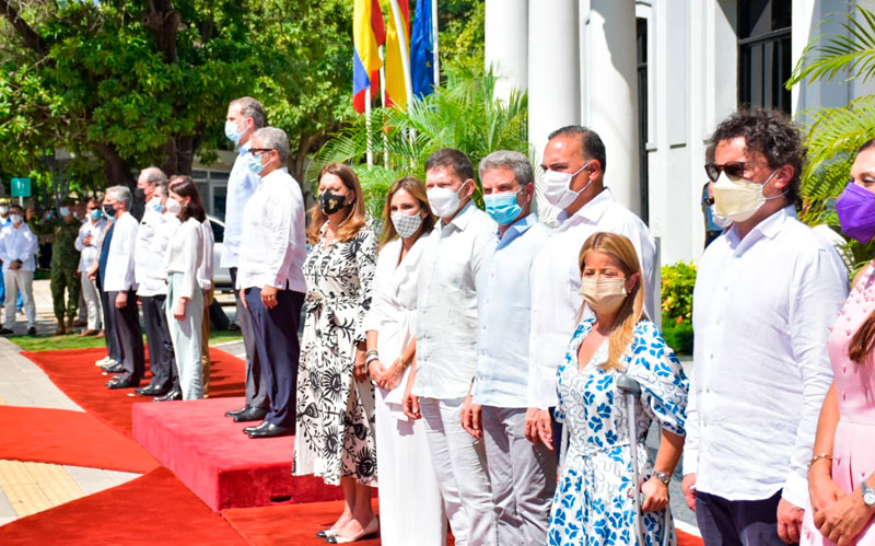 Fotografía de la gobernadora con comitiva del rey Felipe VI