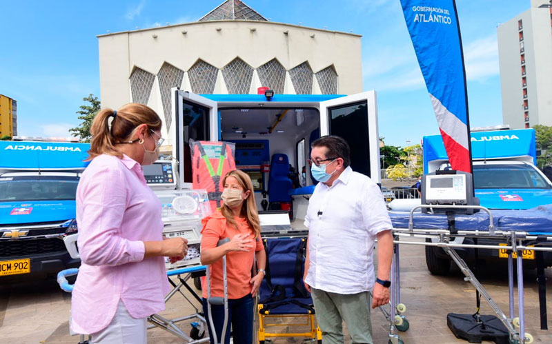 Fotografía gobernadora Elsa Noguera y Ministro de Salud recibiendo las ambulancias