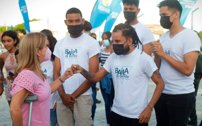 Fotografía gobernadora Elsa noguera con grupo participante de Baila la Gente
