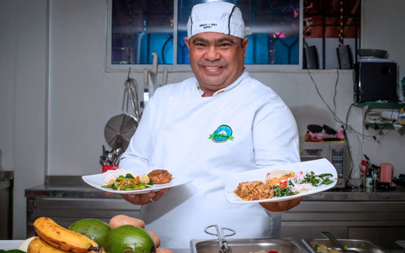 Fotografía de Chef mostrando platos