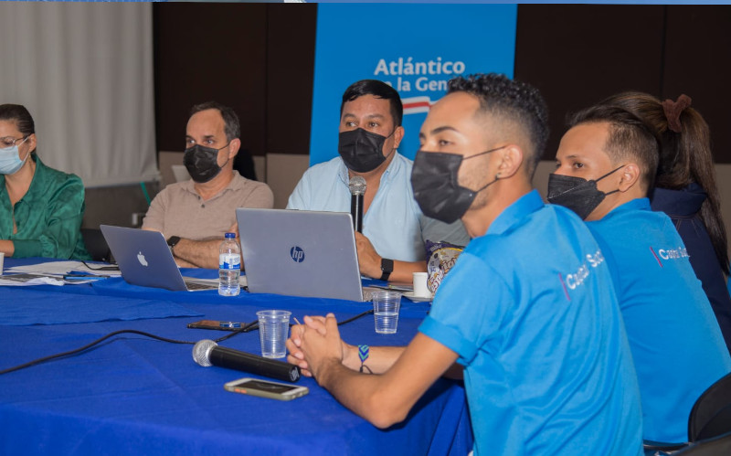 Fotografía reunión de jóvenes de la comisión liderados por Gerente de Capital Social Oscar Pantoja
